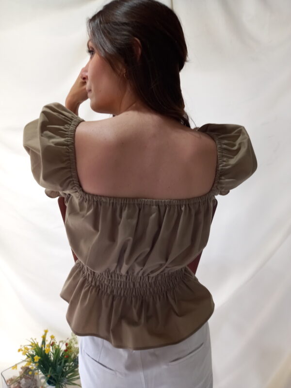 Blusa Escote Cuadrado Camel - Imagen 2